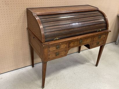 Bureau cylindre marqueté 
style Louis XVI
H:...
