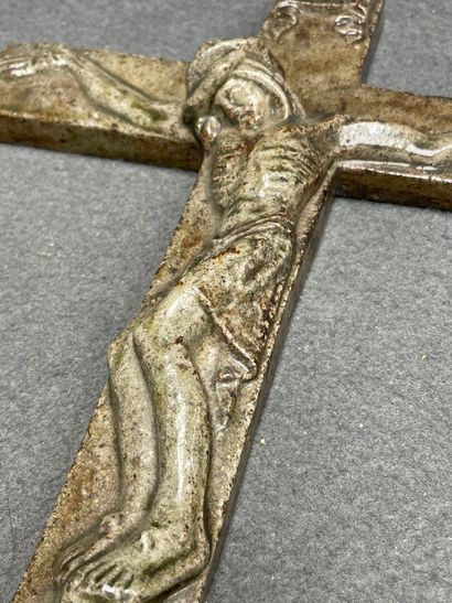 Christ en céramique. 
33 x 25 cm.