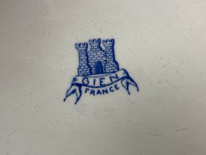 GIEN dessous de plat en faience à décor bleu.
26...