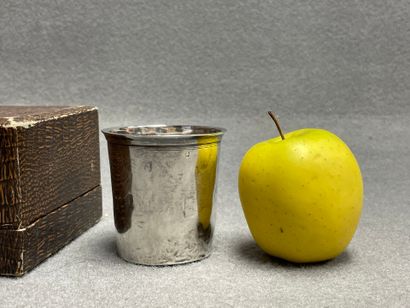 Timbale en argent en écrin. 
H. :7,5 cm....