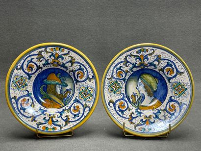 NICOLINI à DERUTA: Paire d'assiettes en faience...