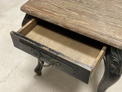 Table d'appoint en bois patiné.
Style Louis...