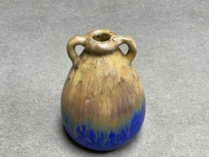Vase en grès à deux anses à couverte bleu...