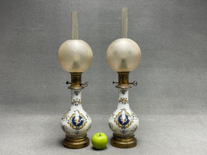 GIEN Paire de lampes à pétrole en faience,...