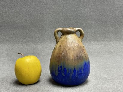 Vase en grès à deux anses à couverte bleu...
