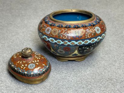 Bonbonnière en émaux cloisonné japonais
H....