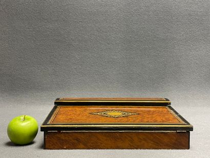 Ecritoire en placage de loupe et bois noirci,...