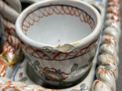 Oeufrier en faïence de Desvres à décor ROUEN,
Manquent...