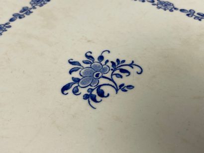GIEN dessous de plat en faience à décor bleu.
26...