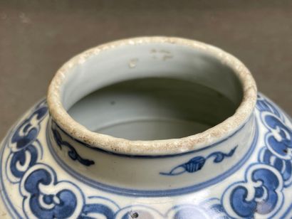 Vase en porcelaine de Chine. 
H. :16 cm....