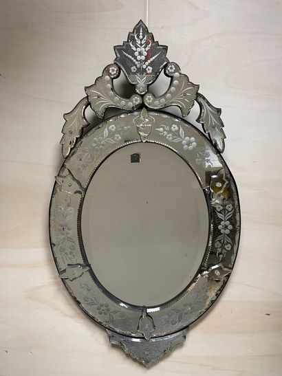 Miroir vénitien. 
100 x 56 cm.