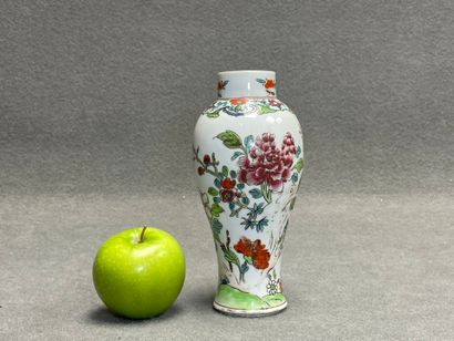 Vase en porcelaine de Chine. 
H. :19 cm.