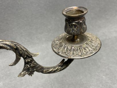 Paire de bougeoirs à deux lumières en métal...