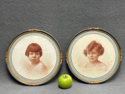 Deux photographies de fillettes, cadres ronds....