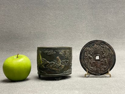 Pot à pinceau et monnaie chinoise ou vietnamienne...