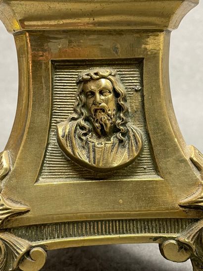 Pique cierge en bronze. 
H. :28 cm.