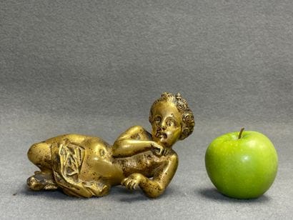 Jeune fille allongée. 
élément en bronze...