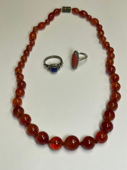 Collier en verre couleur ambre et deux bagues...