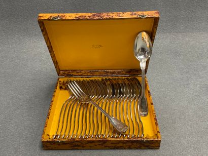 Coffret de douze couverts en métal argenté....