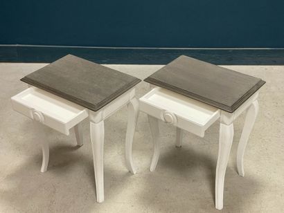 Paire de guéridons en bois laqué , plateau...
