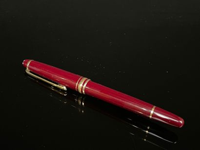 MONTBLANC Stylo plume bordeaux avec cartouches...