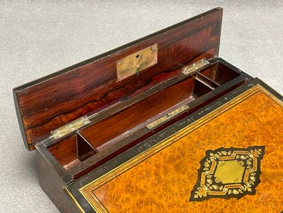 Ecritoire en placage de loupe et bois noirci,...