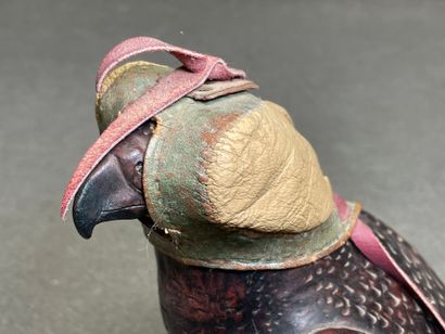 Tête de faucon en grès émaillé sur socle...