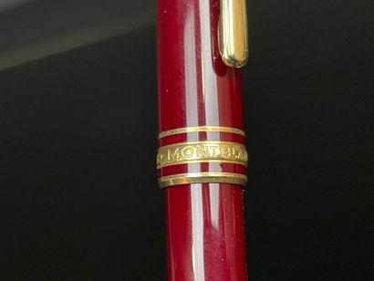 MONTBLANC Stylo plume bordeaux avec cartouches...