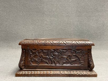 Coffre en chêne sculpté. 
16 x 35 x 21 c...