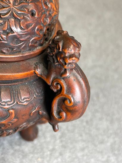 $
Brule parfum en bois sculpté. 
Chine XIX°
H....