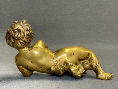 Jeune fille allongée. 
élément en bronze...