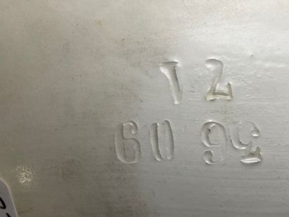 Boite en barbotine figurant un enfant allongé...