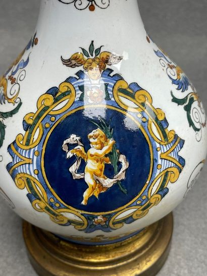 GIEN Paire de lampes à pétrole en faience,...