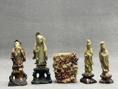 Ensemble de 5 statuettes en soapstone sculptée
H....