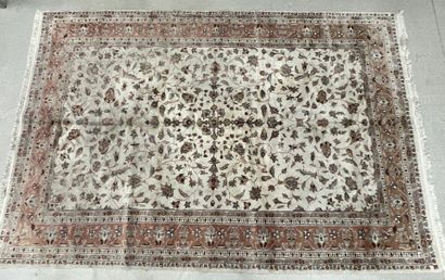 Tapis d'orient tissé main. 
280 x 190 cm...