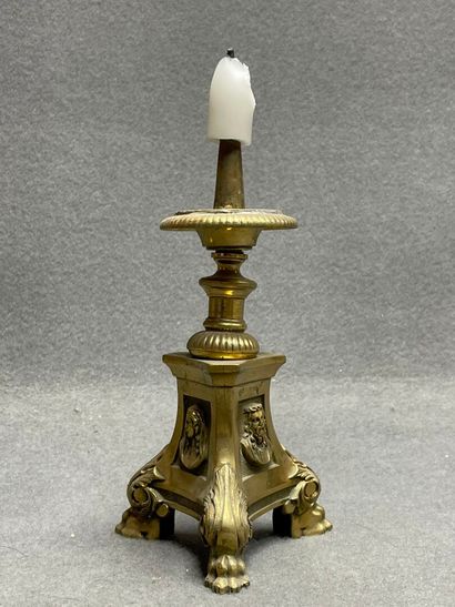 Pique cierge en bronze. 
H. :28 cm.