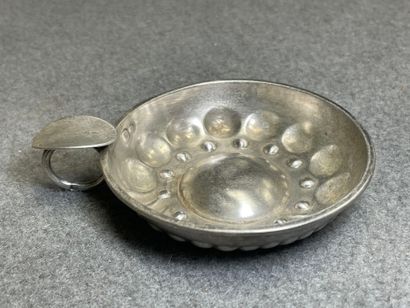 Taste-vin en argent 
D. :7,5 cm. 
Poids:...