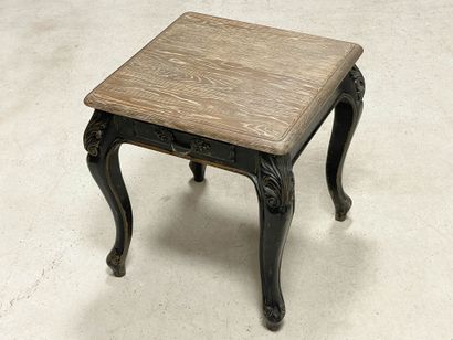 Table d'appoint en bois patiné.
Style Louis...