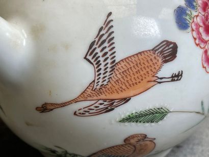 Théière en pocelaine de Chine. 
H. :12 cm....