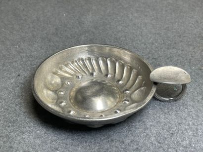 Taste-vin en argent 
D. :7,5 cm. 
Poids:...