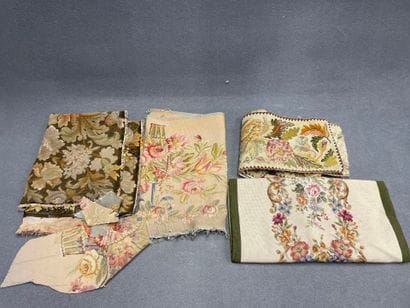 Lot de fragments de tapisseries.