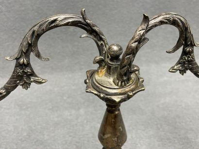Paire de bougeoirs à deux lumières en métal...