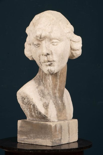 Buste de femme en pierre sculptée. Années...