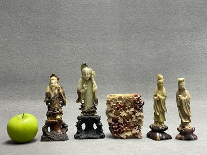 Ensemble de 5 statuettes en soapstone sculptée
H....