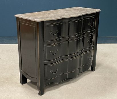 Commode à façade en arbalète ouvrant à trois...