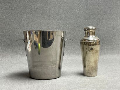 Shaker en métal argenté et seau à champagne...