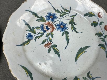 Lot de six assiettes en faïence de Nevers...