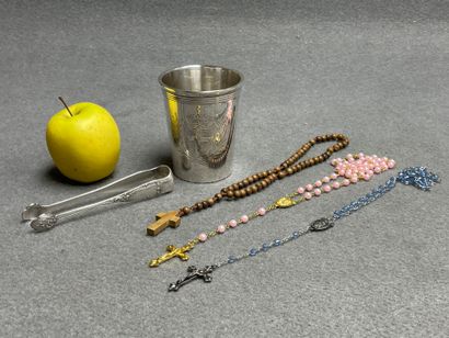 Timbale, pince à sucre en métal argenté et...