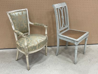Fauteuil en bois sculpté et patiné.
Styl...