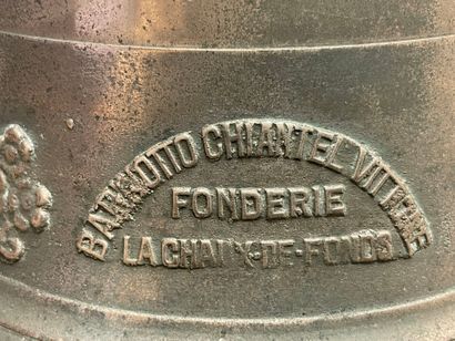 Importante cloche en bronze datée 1924.
Fondeur...